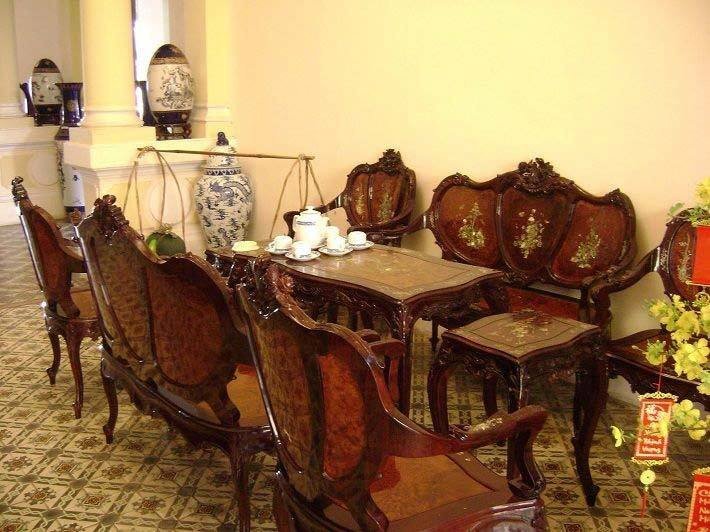 Những món đồ sứ cổ quý giá được trưng bày cẩn thận trong biệt thự Công tử Bạc Liêu, góp phần tạo nên vẻ đẹp sang trọng và giá trị văn hóa lịch sử cho không gian sống.