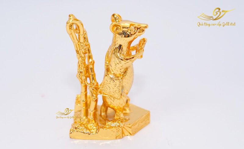 Bàn thờ gia tiên với đầy đủ vật phẩm cúng bái, thể hiện sự thành kính và mong cầu bình an cho gia chủ Giáp Tý 1984 nam mạng