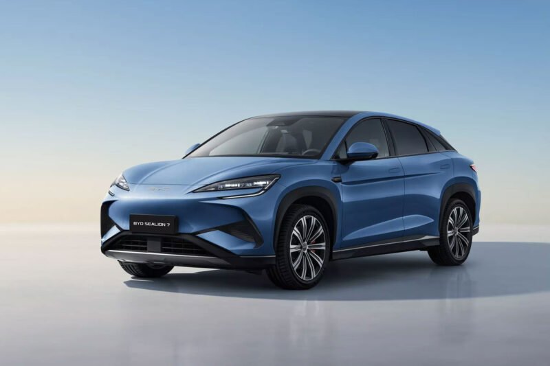 Xe sedan màu xanh dương đậm biểu tượng sự nghiệp hanh thông cho tuổi Giáp Dần 1974