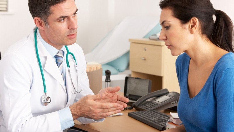 Bác sĩ tâm lý Cự Giải đang tư vấn bệnh nhân, thể hiện lòng trắc ẩn, khả năng thấu cảm và mong muốn chăm sóc người khác của cung hoàng đạo này.