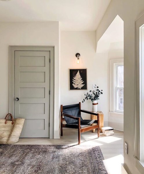 Hình ảnh các vật phẩm phong thủy như Tỳ Hưu, tượng Phật, đá quý được đặt trong nhà để hóa giải năng lượng xấu và thu hút may mắn.