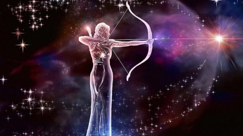 Người phụ nữ Nhân Mã tươi cười