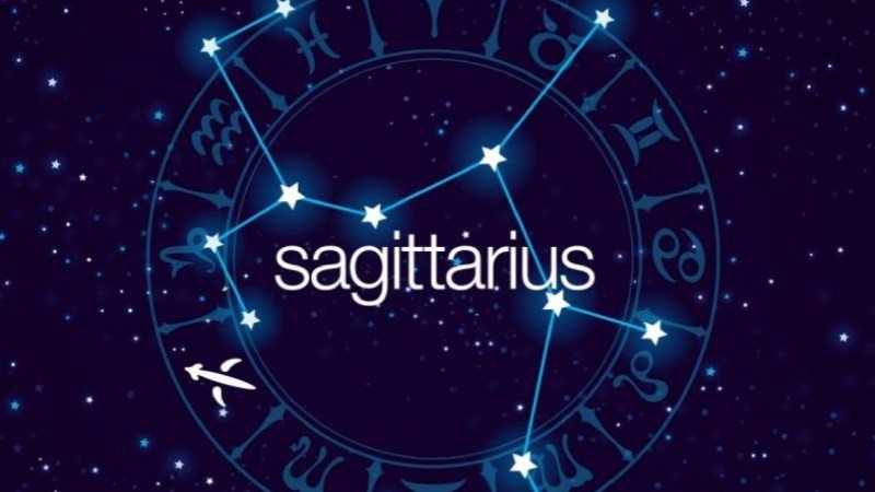 Nhân Mã đang làm việc năng động trên laptop