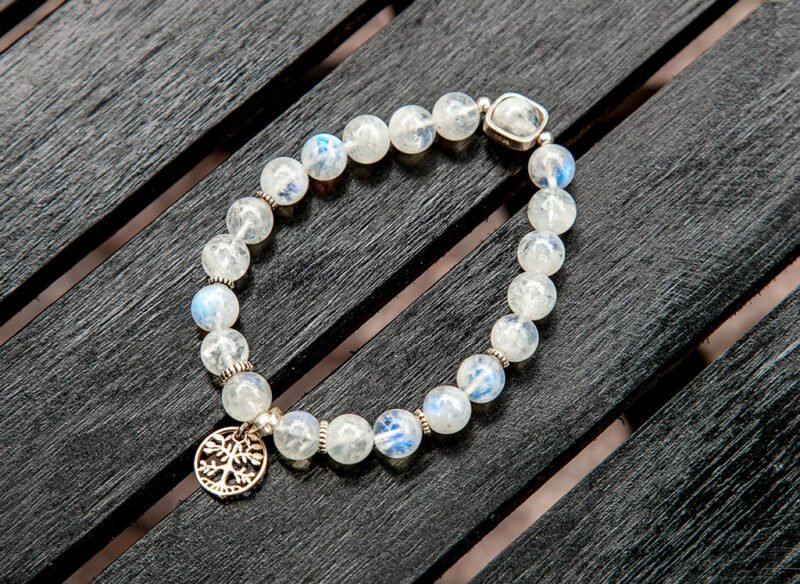 Vòng tay phong thủy cho nữ nhân tuổi Canh Chó