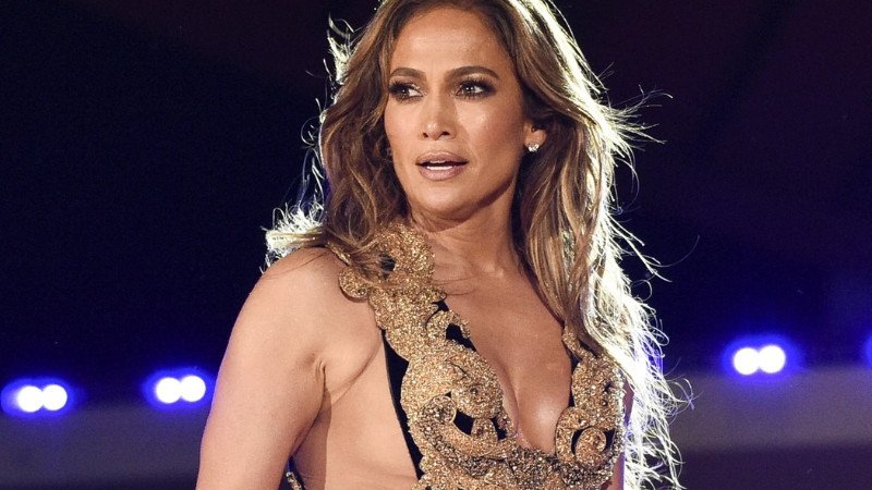 Jennifer Lopez, một người nổi tiếng sinh tháng 7 cung hoàng đạo gì thuộc cung Sư Tử, đang trình diễn trên sân khấu đầy năng lượng.