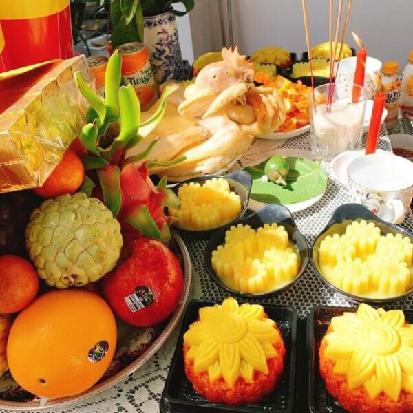 Mâm cúng đầy đủ vật phẩm cho nghi thức sắm lễ cúng lợp mái nhà truyền thống