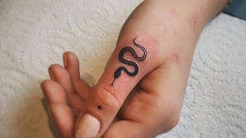 Hình xăm con rắn mini