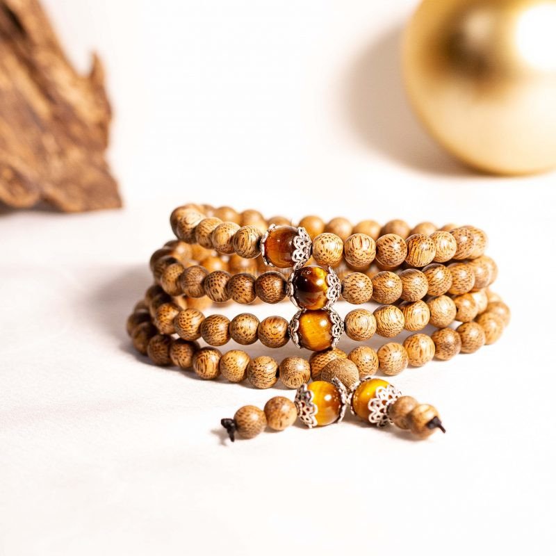 Người tuổi Giáp Tý đeo vòng đá phong thủy màu vàng, nâu, trắng.