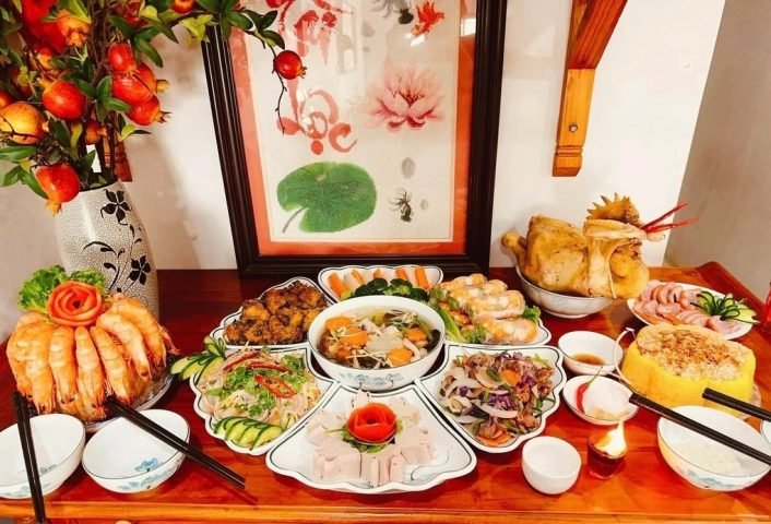 Bàn thờ gia tiên trang trọng với đồ gỗ cao cấp chuẩn bị cho lễ cúng Tết Thanh Minh