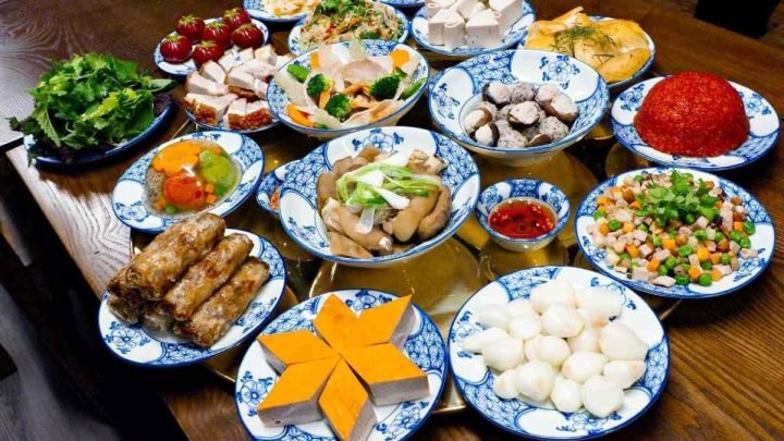 Mâm cúng Tết Thanh Minh thịnh soạn được chuẩn bị tại nhà để tưởng nhớ gia tiên
