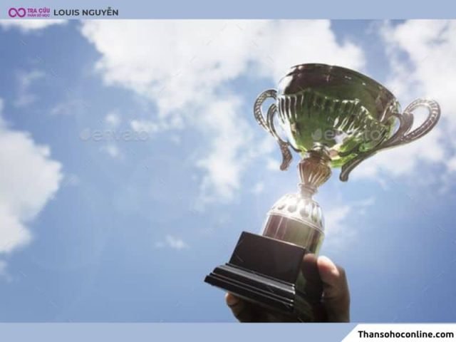 Biểu trưng cho tài lộc và danh vọng khi Sao Thai Phụ ở cung Tài Bạch, đạt nhiều bằng khen