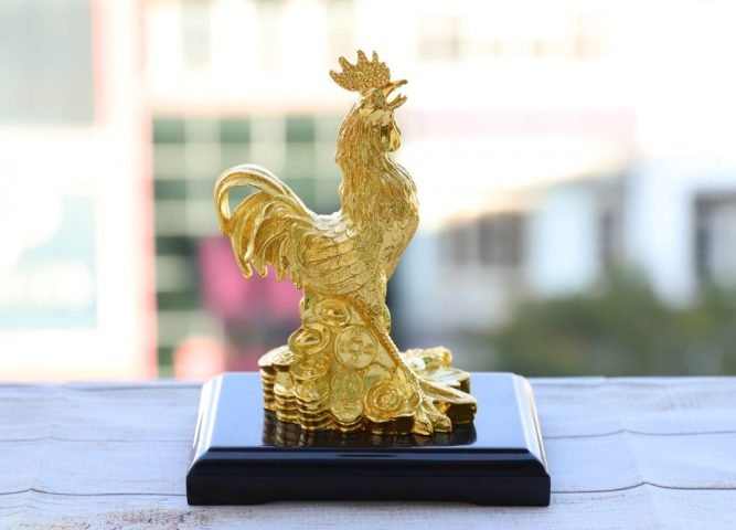 Tượng gà phong thủy mạ vàng mang lại may mắn và tài lộc cho người tuổi Trâu