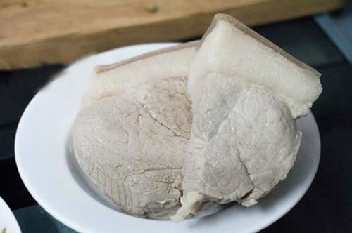 Thịt lợn luộc trong mâm cỗ cúng