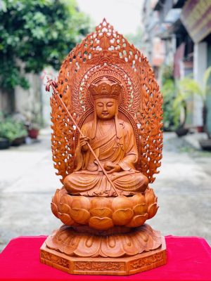 Tượng Phật bằng gỗ đục tay sẽ khiến bạn cảm nhận được tình cảm của nghệ nhân đối với nghề và vật liệu. Với kỹ thuật đục tay tinh xảo, tượng mang đến cho bạn một không gian yên tĩnh và tịnh tâm thật đặc biệt. Hãy để tâm hồn bạn trầm ngâm với tượng Phật này.