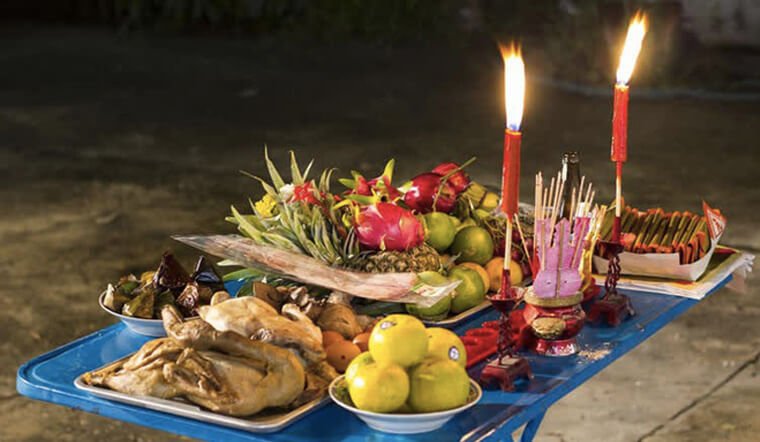 Chuẩn bị lễ vật cho lễ cúng thí thực trang trọng