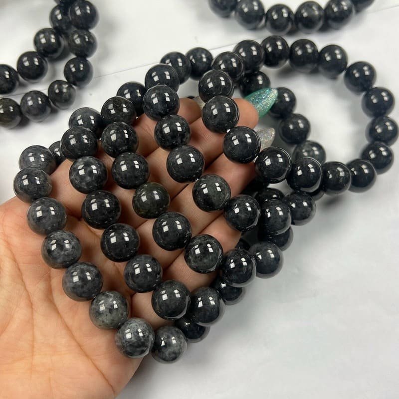 Đầu nước của ngọc gà đen, cho thấy độ trong và phản chiếu ánh sáng tự nhiên của đá quý (1)