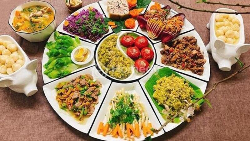 Hình ảnh mâm cúng Rằm tháng 7 miền Bắc thể hiện sự trang trọng, thành kính với lễ vật