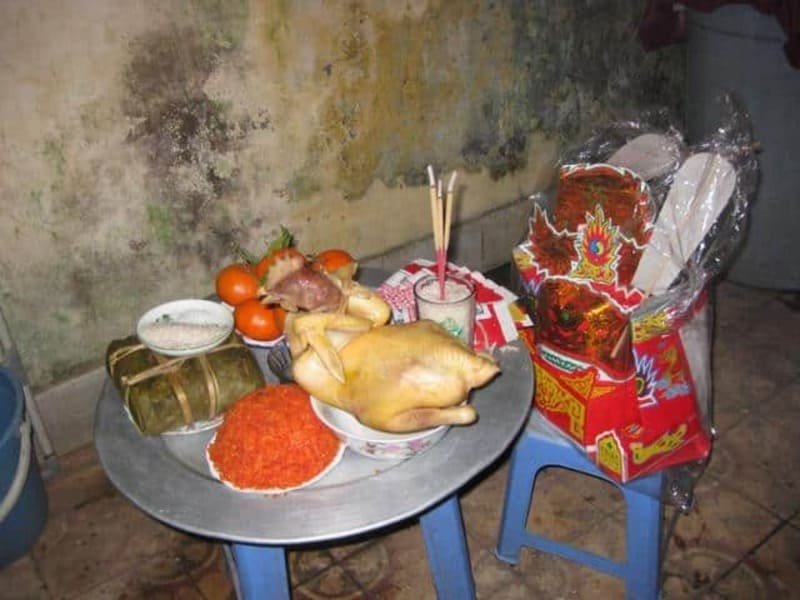 Mâm cúng chuyển phòng trọ mới đơn giản với hoa quả, nhang đèn, thể hiện lòng thành khi dọn về nơi ở mới