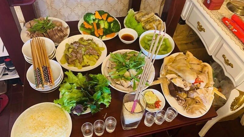 Mâm cúng mặn Rằm tháng 7 miền Bắc với các món truyền thống như gà luộc, xôi, canh