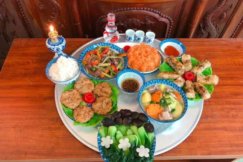 Mâm lễ vật tươm tất thể hiện lòng thành kính của gia chủ