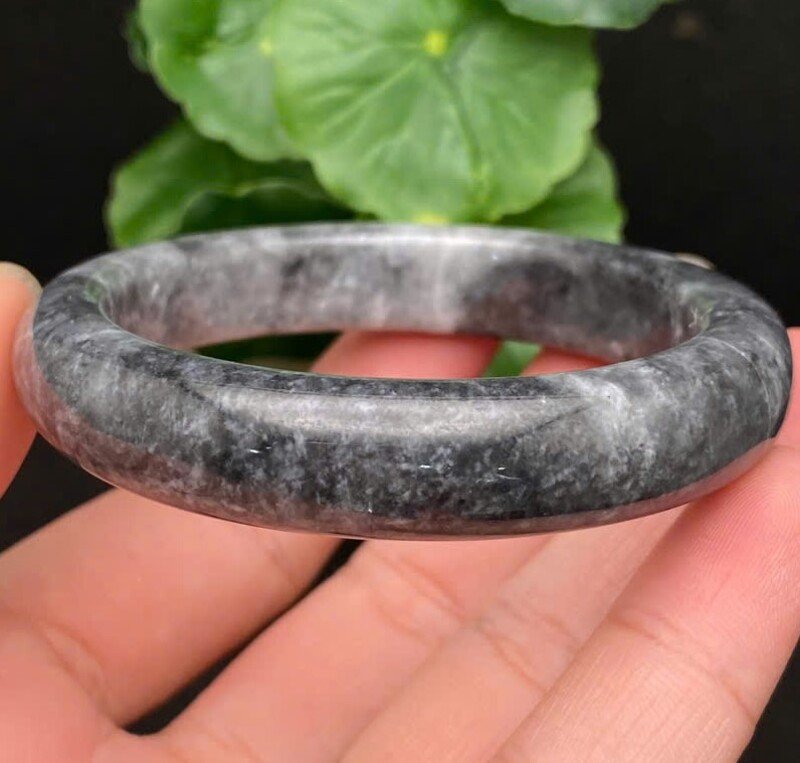 Ngọc gà đen huyền bí, loại phỉ thúy quý hiếm với vẻ đẹp cuốn hút, hợp mệnh Thủy Mộc Kim