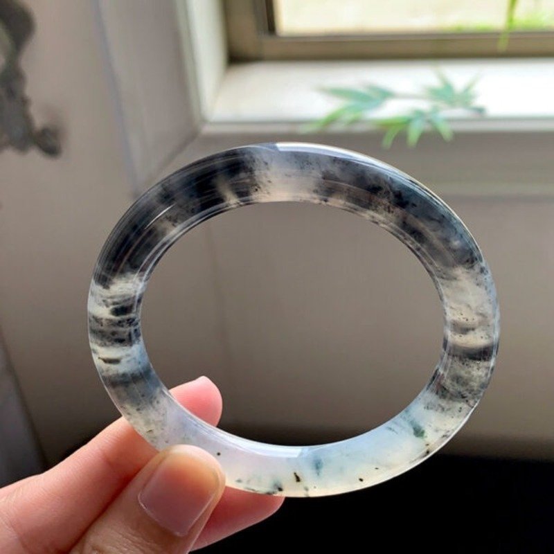 So sánh ngọc ngà đen và mặc thúy, hai loại đá quý có màu sắc tương đồng nhưng bản chất khác biệt.