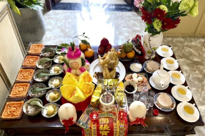 Mâm cúng đầu năm được chuẩn bị chu đáo với nhiều lễ vật, cầu mong bình an khi bày lễ tam cấp