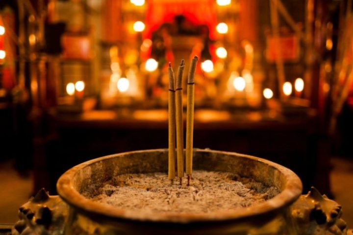 Nén hương trầm thanh khiết được thắp trên bàn thờ, thể hiện lòng thành kính khi bày lễ tam cấp cúng đầu năm