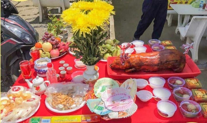 Mâm cúng chúng sinh đơn giản trước cửa nhà