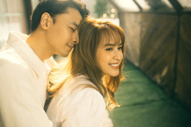 Tú Vi và Văn Anh bên nhau hạnh phúc, tượng trưng cho tình yêu bền chặt. Hình ảnh này giúp người xem cảm nhận được cuộc sống của Tú Vi sinh năm bao nhiêu.