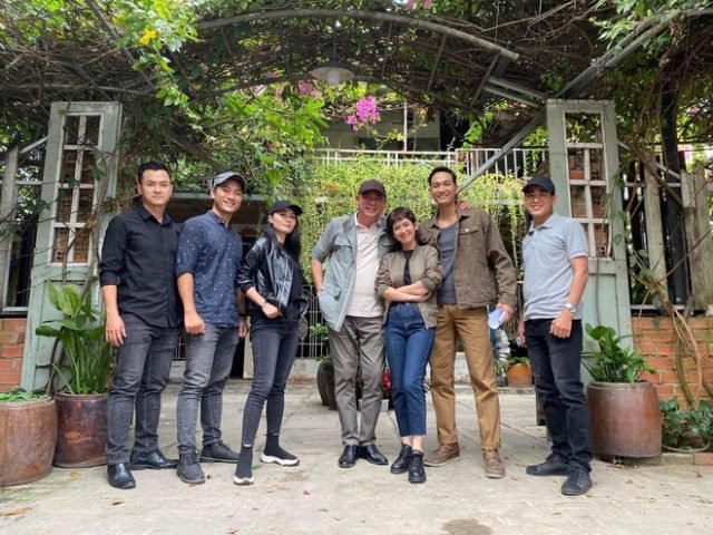 Tú Vi trên phim trường cùng đồng nghiệp, thể hiện sự chuyên nghiệp. Khám phá thêm về năm sinh của Tú Vi qua các dự án.