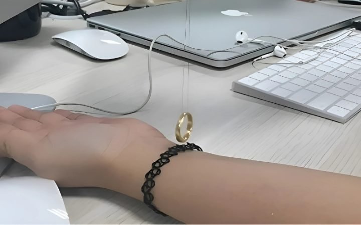 Giữ yên cánh tay và bàn tay đang cầm sợi tóc, tránh rung lắc dù là nhỏ nhất