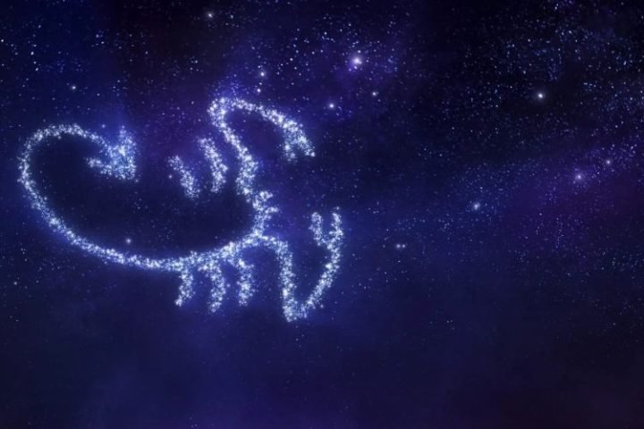 Người phụ nữ Bọ Cạp với ánh mắt sắc sảo và nụ cười bí ẩn, thể hiện nét đẹp "độc nhất vô nhị" của một trong những cung hoàng đạo quyến rũ nhất