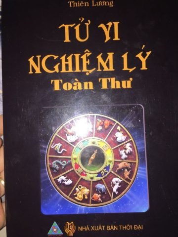 Cuốn sách tử vi "Tử vi nghiệm lý toàn thư" của Thiên Lương được đặt trên bàn, tượng trưng cho nguồn tài liệu học thuật giá trị