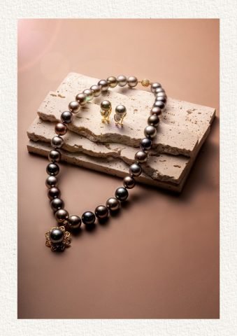 Đồ gỗ nội thất màu nâu đỏ ấm áp và sang trọng, rất hợp với nam sinh năm 1986 mệnh Hỏa