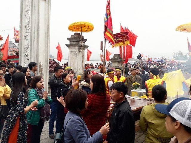 Tứ vị Thánh Nương - Du khách tham dự lễ hội Đền Cờn