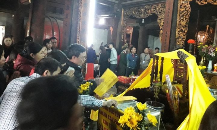 Tứ vị Thánh Nương - Người dân thành kính cầu nguyện tại Đền Cờn