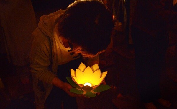 Các vật phẩm phong thủy đặt cạnh ảnh để cầu bình an cho người đã khuất