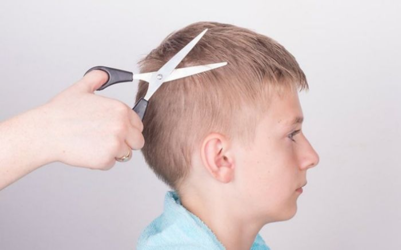 Cắt Tóc Cho Bé Tuổi Mùi