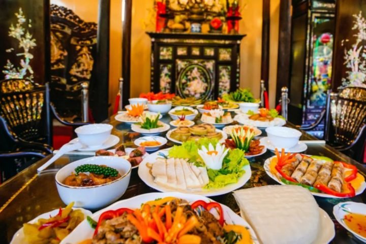 Mâm ngũ quả và các lễ vật được bày biện đẹp mắt, thể hiện cách bày lễ tam cấp cúng đầu năm chu đáo