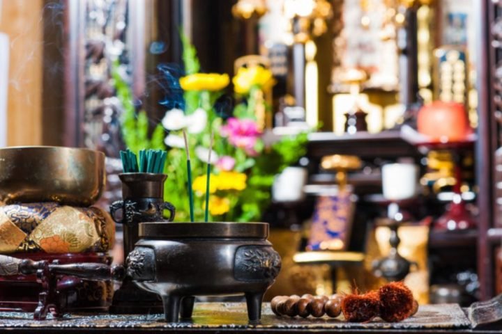 Gia đình chuẩn bị lễ cúng đầu năm vào buổi sáng sớm, thể hiện sự thành kính trong cách bày lễ tam cấp