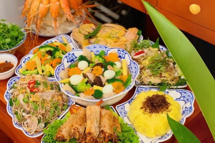 Mâm cỗ mặn tươi ngon, thịnh soạn, là phần không thể thiếu trong cách bày lễ tam cấp cúng đầu năm