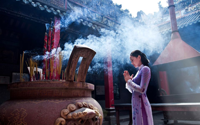 Hướng Dẫn Chi Tiết Nghi Thức Bài Cúng Rằm Mùng 1 Chùa Ba Vàng