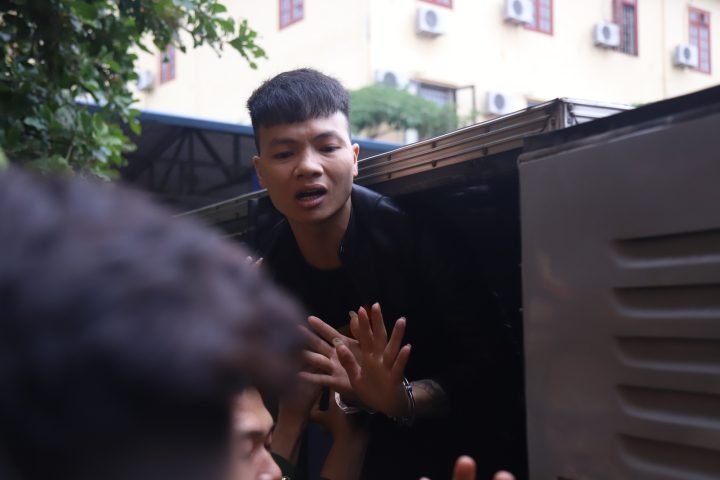 Hình ảnh Khá Bảnh bị dẫn giải lên xe thùng sau khi tòa tuyên án
