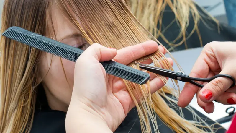 Người đang suy nghĩ về những kiêng kỵ khi cắt tóc ngày tốt tháng 9 âm lịch và tránh rủi ro