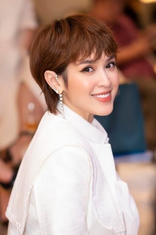 Tú Vi rạng rỡ trên thảm đỏ, minh chứng cho nhan sắc bền bỉ. Tìm hiểu Tú Vi sinh năm bao nhiêu để khám phá thêm về cô.