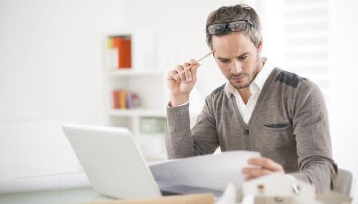 Người tuổi Thân tập trung cao độ khi làm việc