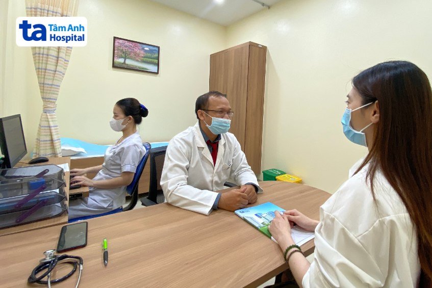 Bác sĩ chuyên khoa đang tư vấn về tầm quan trọng của việc ngủ giờ nào tốt nhất cho sức khỏe