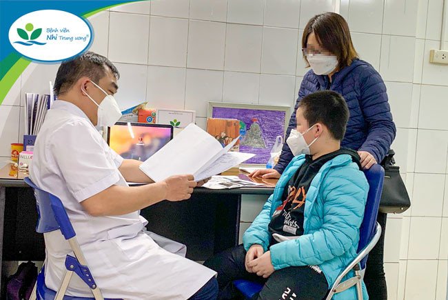 Bác sĩ tư vấn tâm lý cho trẻ vị thành niên tại bệnh viện, hỗ trợ phòng ngừa tự tử vị thành niên.