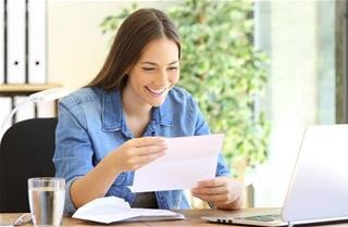Bàn tay đang sắp xếp các viên đá phong thủy, liên quan đến phong thủy ngày 25/10
